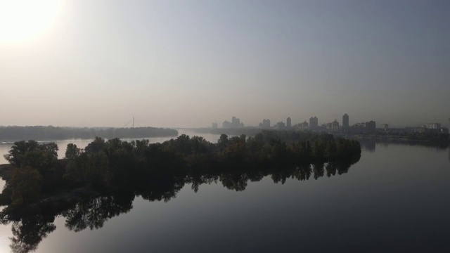 乌克兰基辅16 oct.2020雾岛和城市天际线的风景。正在上升的无人机击中了一个河岛。视频下载