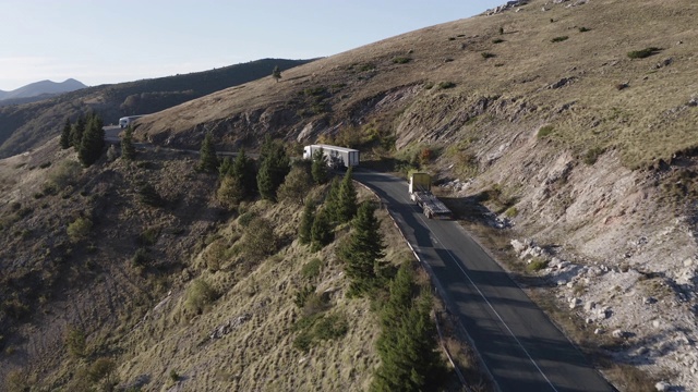 无人机在山区公路上跟踪卡车。视频素材