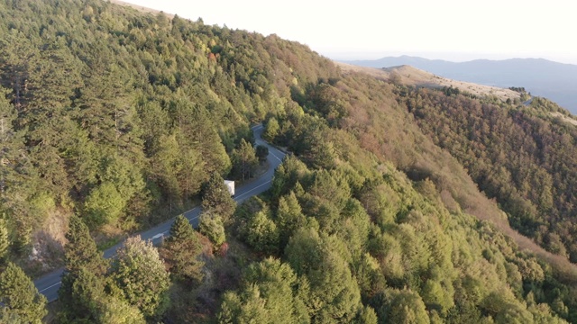 无人机在山区公路上跟踪卡车。视频素材