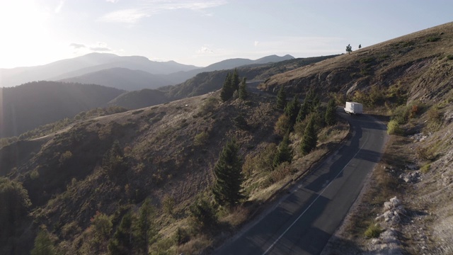 无人机在山区公路上跟踪卡车。视频素材