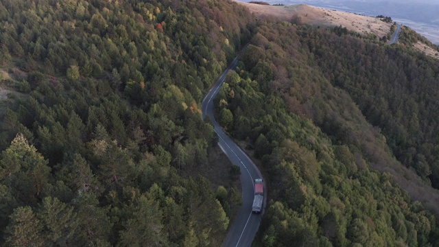 无人机在山区公路上跟踪卡车。视频素材