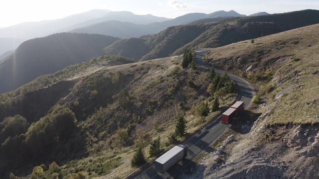 无人机在山区公路上跟踪卡车。视频素材