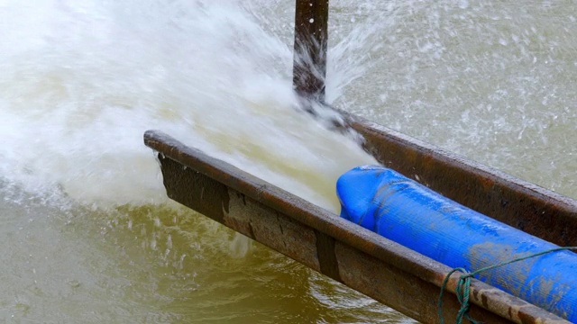 水从水泥管中流过视频素材