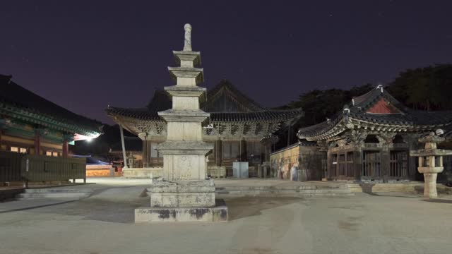 韩国庆尚南道羊三寺大恩全殿和五层石塔的夜景视频素材