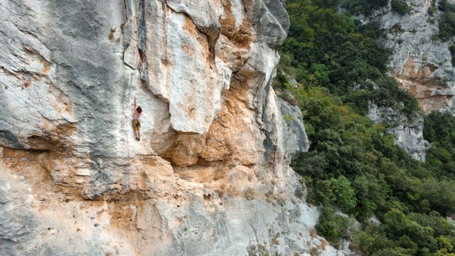 意大利终利古雷悬崖上的登山者视频素材