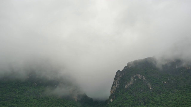 在雨季，石灰岩山被云雾覆盖视频素材