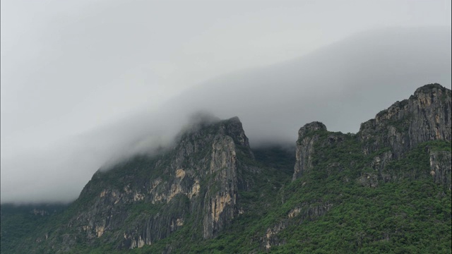 在雨季，石灰岩山被云雾覆盖视频素材