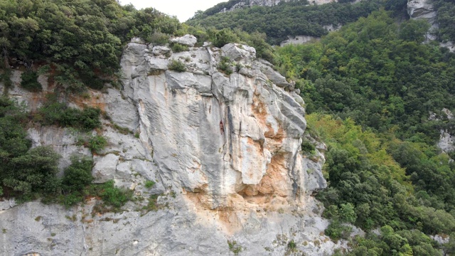 意大利终利古雷悬崖上的登山者视频素材