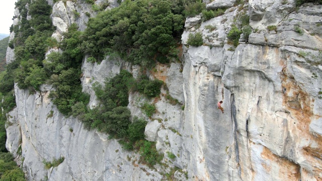 意大利终利古雷悬崖上的登山者视频素材