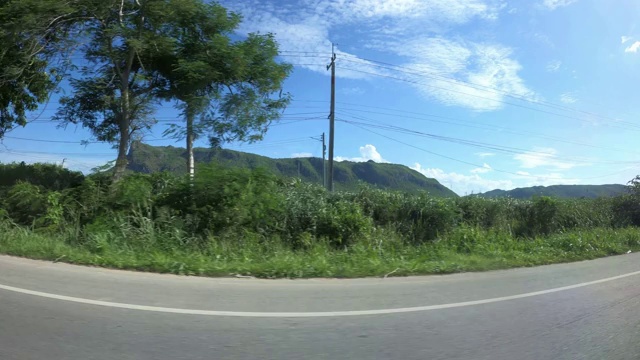 在乡村道路上行驶，有农田视频素材