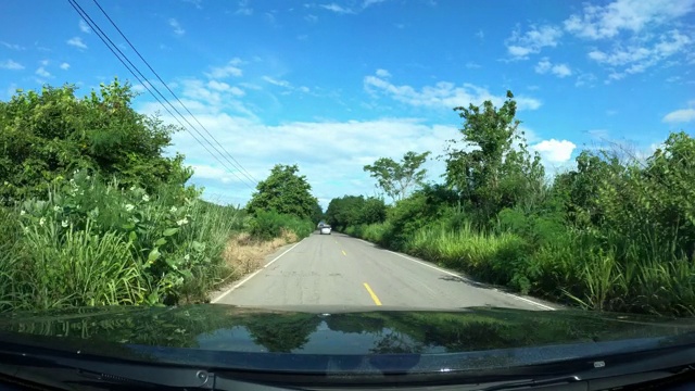 在乡村道路上开车视频素材