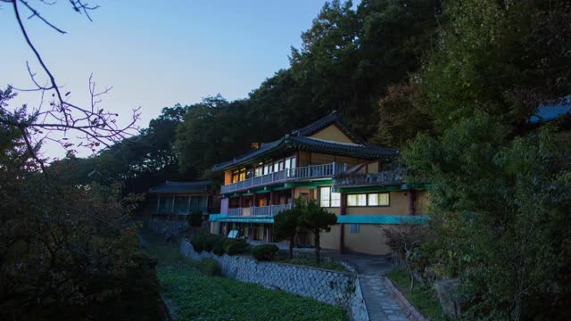 韩国钟龙山/公州寺大庄寺院木蒙湾(无门门)夜景视频素材