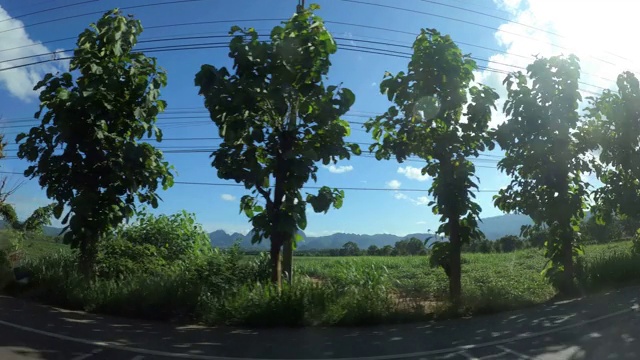 在乡村道路上行驶，有农田视频素材