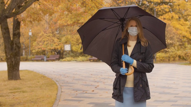 雨中在公园里散步的女人视频下载