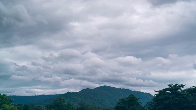 时光流逝，天空和白云在山上流动视频素材