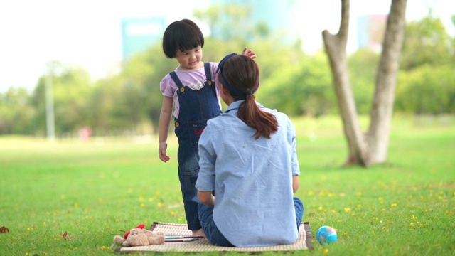 妈妈和女儿在院子里一起玩视频素材