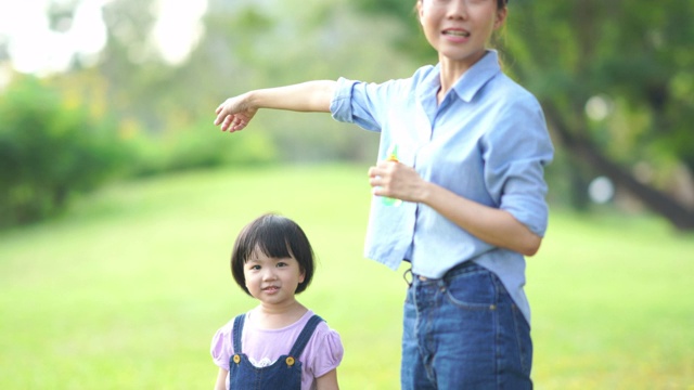 妈妈和女儿在院子里一起玩视频素材