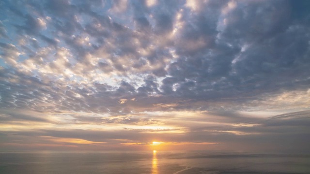 4K戏剧性的天空和云在热带海上移动的时间间隔视频素材