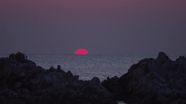 韩国庆尚北道庆州西的Munmu王墓的日出视频素材