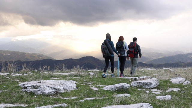 朋友徒步旅行视频素材