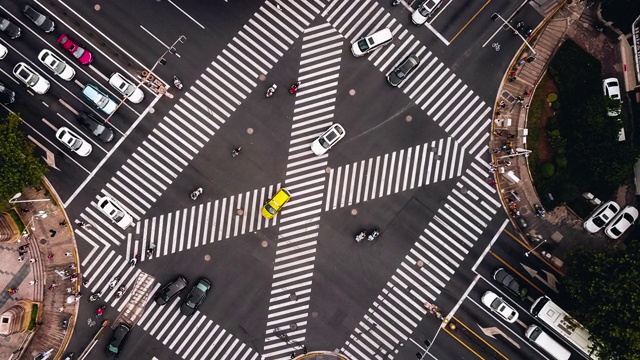 T/L无人机视角的城市街道十字路口视频素材