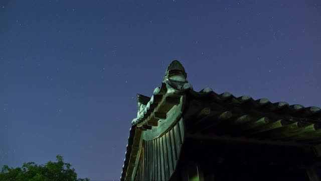 韩国庆尚北道庆州阳东村大成川府的夜空和屋檐视频素材