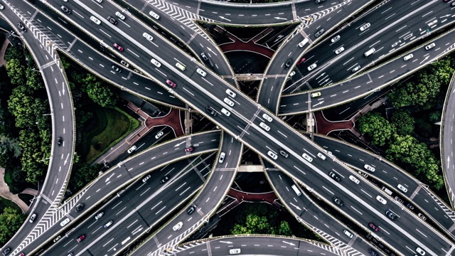 繁忙道路交叉口鸟瞰图视频下载