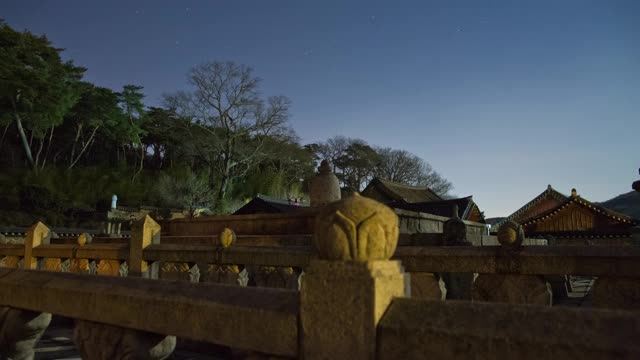 韩国庆尚南道羊三寺东都寺金岗楼梯的夜景视频素材