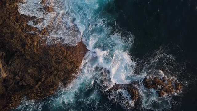 顶部鸟瞰图海浪溅在岩石背景，特内里费，加那利群岛，西班牙。视频素材