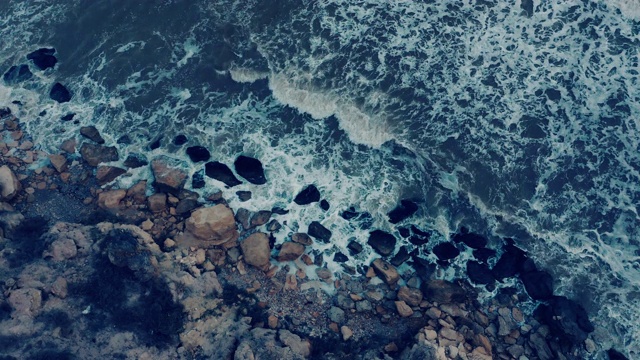 无人机拍摄到一只海鸥在傍晚迎着海浪飞翔。视频素材