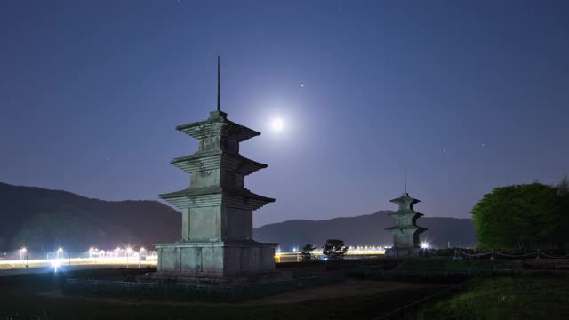 韩国庆尚北道庆州寺三层塔的月落和夜空视频素材