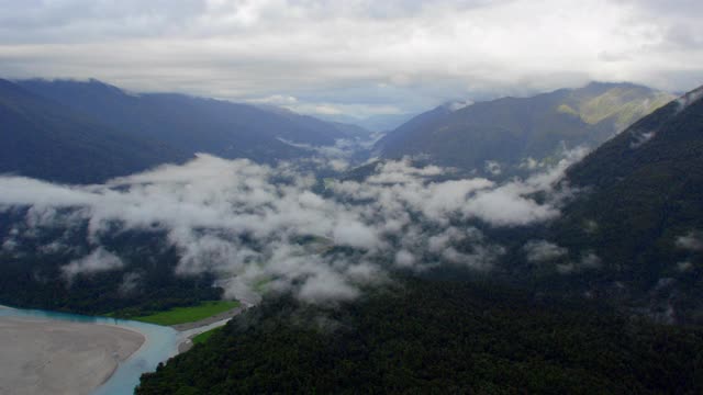 新西兰米尔福德海峡上空的云层视频素材