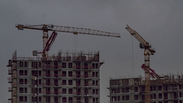 起重机日夜工作在原工业区的住宅区建设，时间流逝视频素材