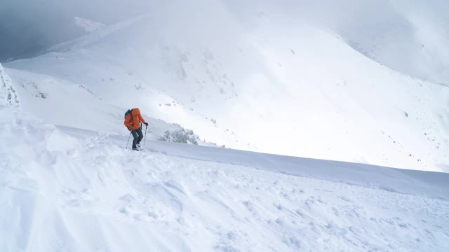 4K登山运动员在完整的探险设备和登山杆上山视频素材