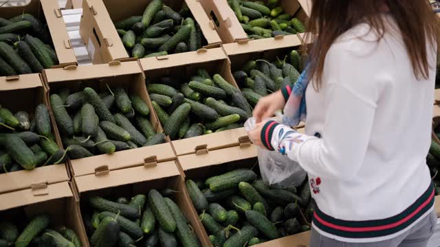 在杂货店里买黄瓜的女人视频素材