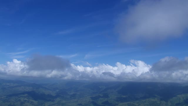 哥斯达黎加Perez Zeledon附近乡村山谷上空的云层鸟瞰图。视频素材