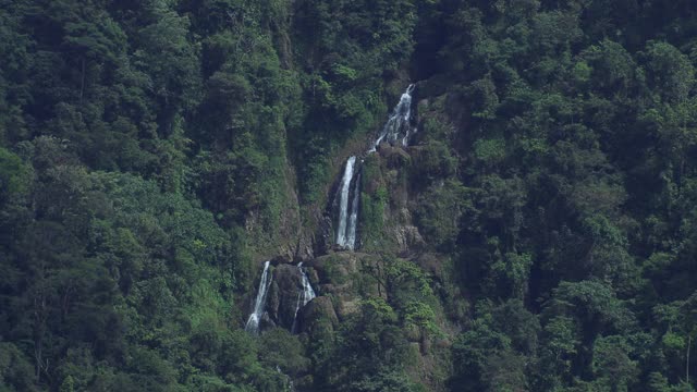 钻石瀑布鸟瞰图，哥斯达黎加。视频素材