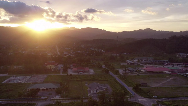 鸟瞰图小村庄纳巴湾，沙巴州，马来西亚日落。视频素材