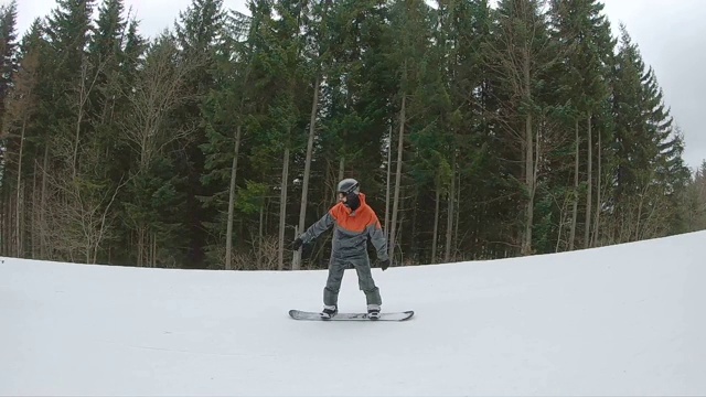 滑雪者从滑雪坡上下去。视频素材