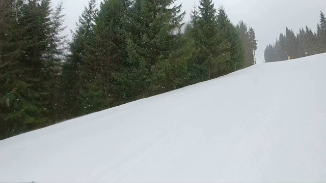 滑雪者从滑雪坡上下去。缓慢的运动。视频素材