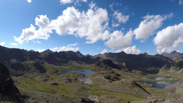 火山湖和多云天空的山脉视频素材