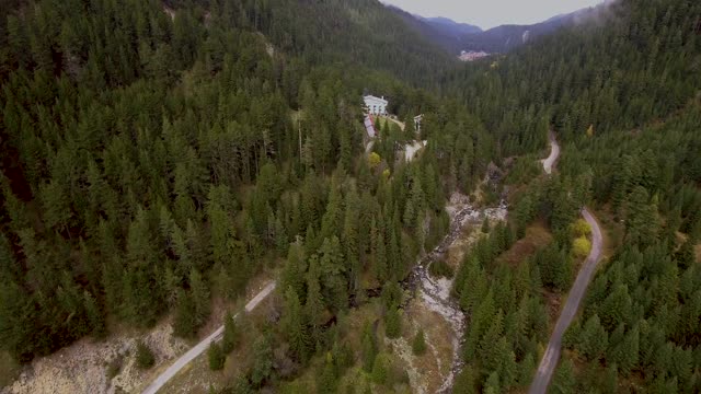 森林和高山之间的道路鸟瞰图视频素材