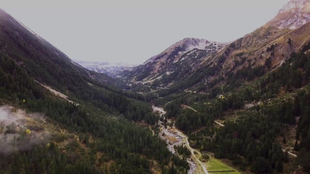 森林和高山之间的道路鸟瞰图视频素材