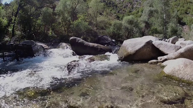 小溪在岩石中流淌视频素材