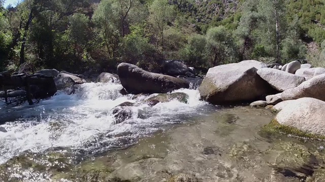 小溪在岩石中流淌视频素材