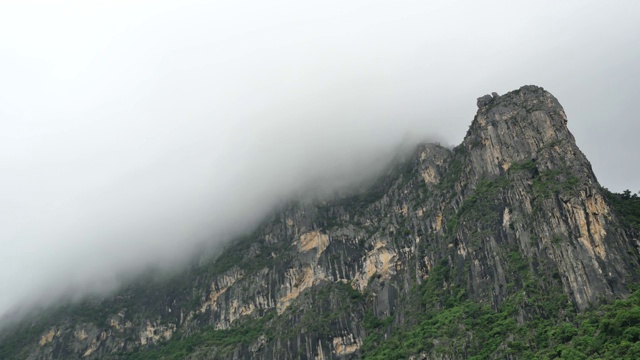 在雨季，石灰岩山被云雾覆盖视频素材