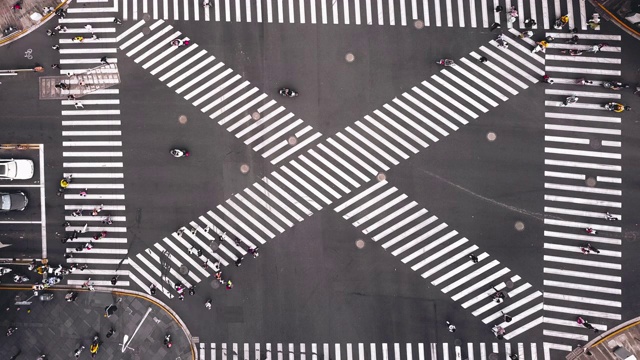 T/L无人机视角的城市街道十字路口视频素材