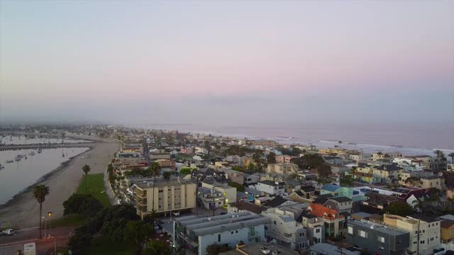 Mission Bay, San Diego，无人机拍摄的Mission Beach住宅区附近，California。视频素材