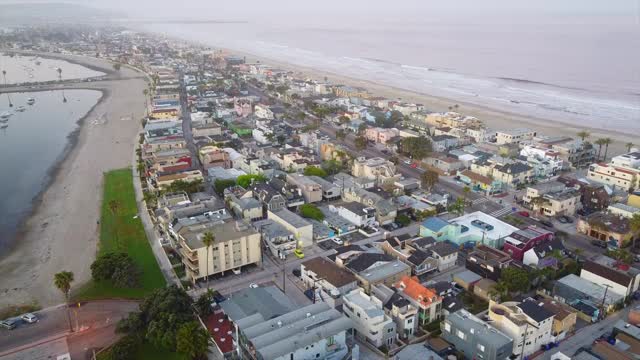 Mission Bay, San Diego，无人机拍摄的Mission Beach住宅区附近，California。视频素材