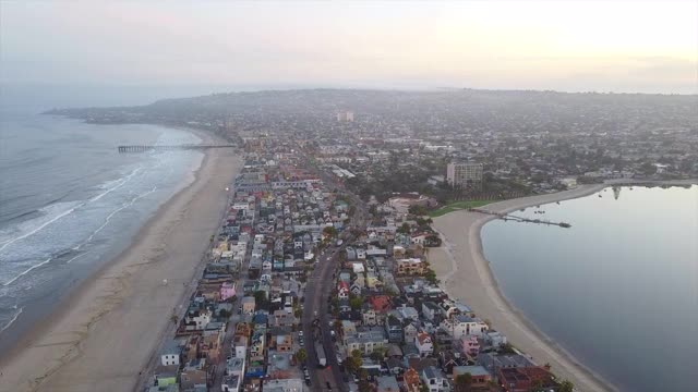 Mission Bay, San Diego，无人机拍摄的Mission Beach住宅区附近，California。视频素材